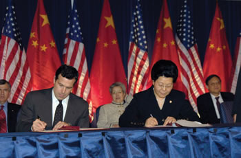 Photo showing Under Secretary David McCormick and Chinese Ministry of Commerce Vice Minister Ma Xinhong signing papers establishing the U.S.-China High Technology and Strategic Trade Working Group under the JCCT.