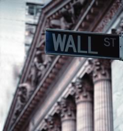 Photo showing the street sign for Wall Street.